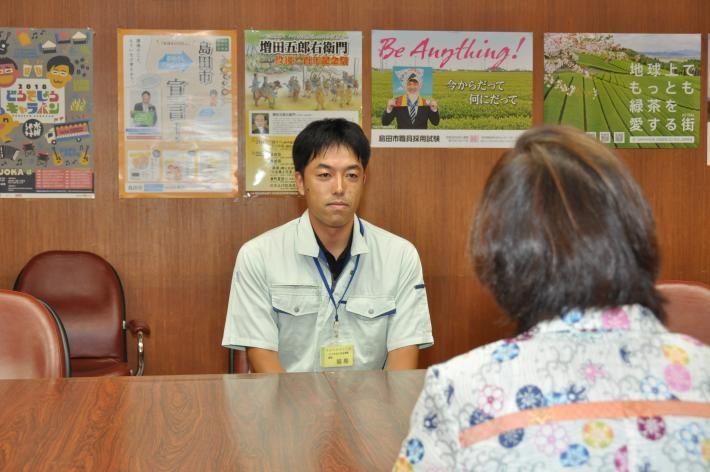 染谷市長から激励を受ける福島さんの写真
