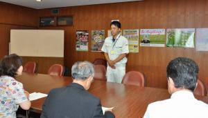 市長と関係者らの前で、抱負を述べる福島さんの写真