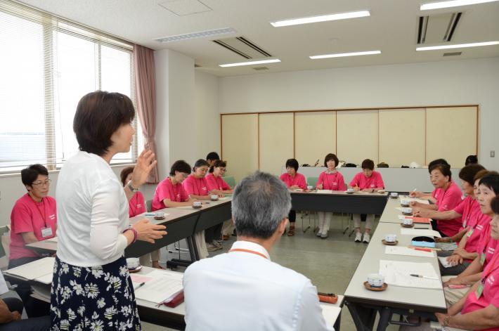 食生活推進協議会の皆さんを前に挨拶している市長