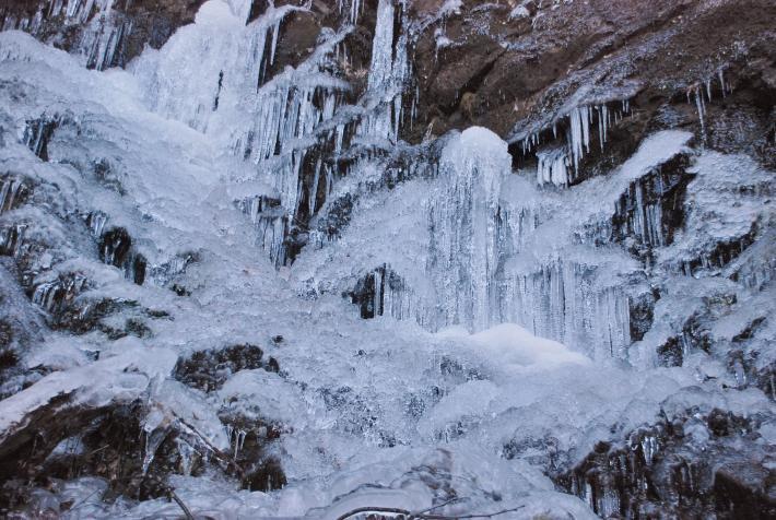 滝の水が白く凍っている画像