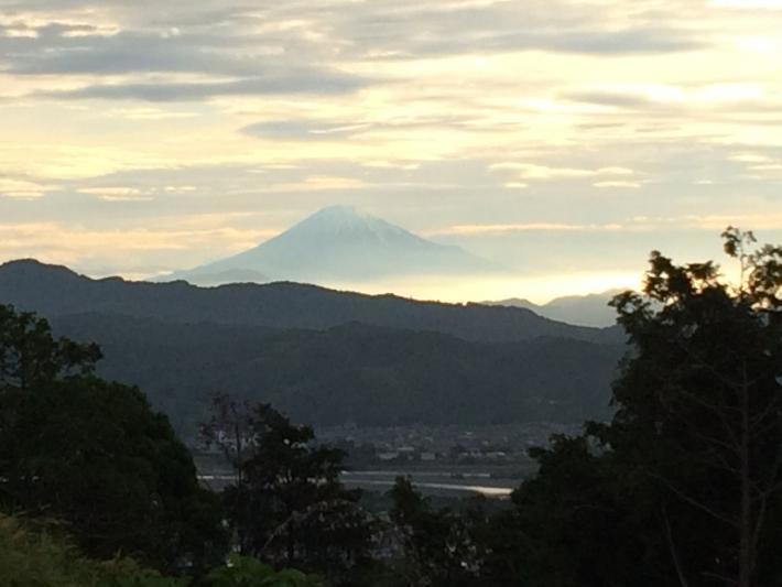 諏訪原城から見える幻想的な富士山の写真
