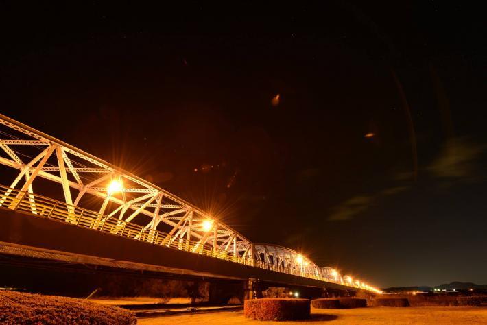 ライトアップされた大井川橋を下から見上げた写真