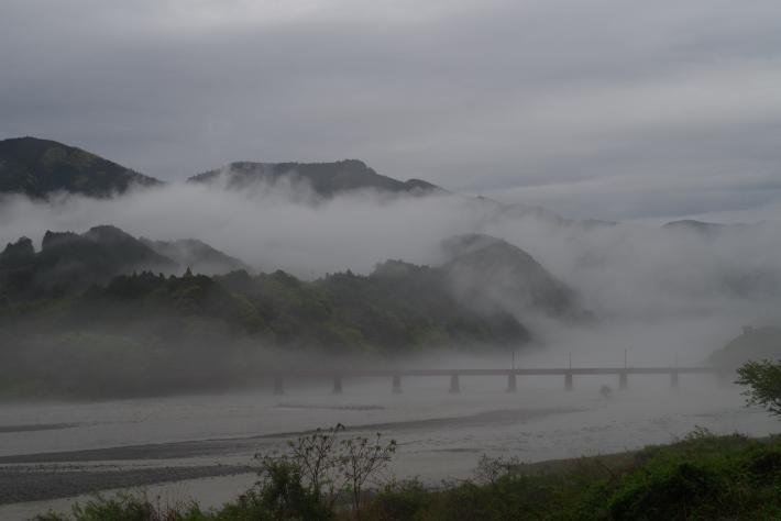 川にかかる霧と橋の写真