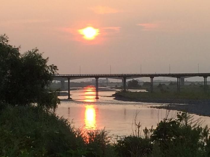 蓬莱橋と日の出の写真
