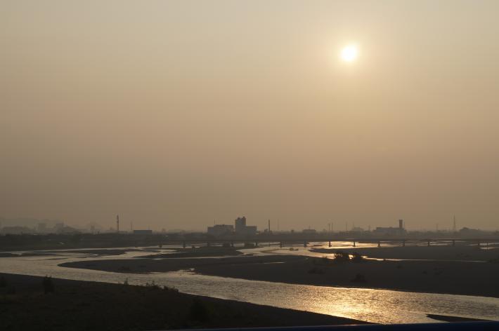 朝日が大井川を照らしている写真