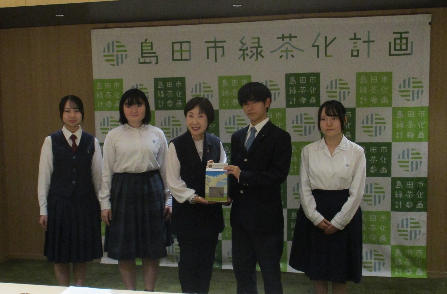 募金を日本赤十字社へ贈呈する様子