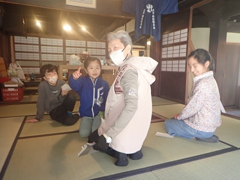 囲炉裏の周りでセリフを演じる