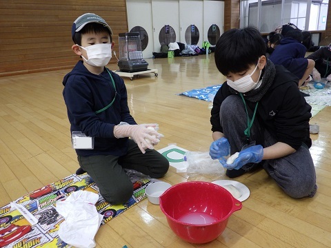 お餅をちぎって分ける