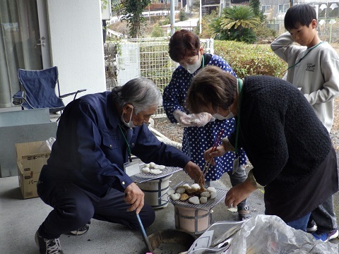 七輪でお餅を焼く