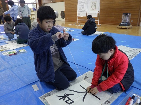 協力して凧糸を結ぶ