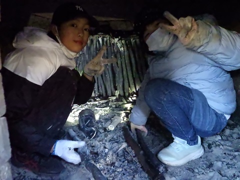 炭を窯から出す