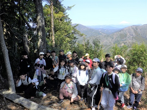 山頂で集合写真