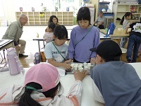 お茶を配る