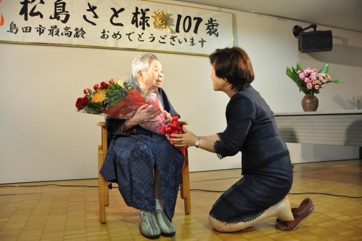 花束贈呈の様子