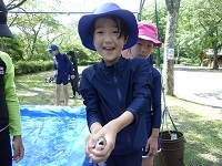 やまめのつかみ取り