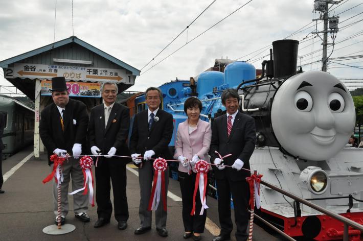 トーマス号の前でのテープカット