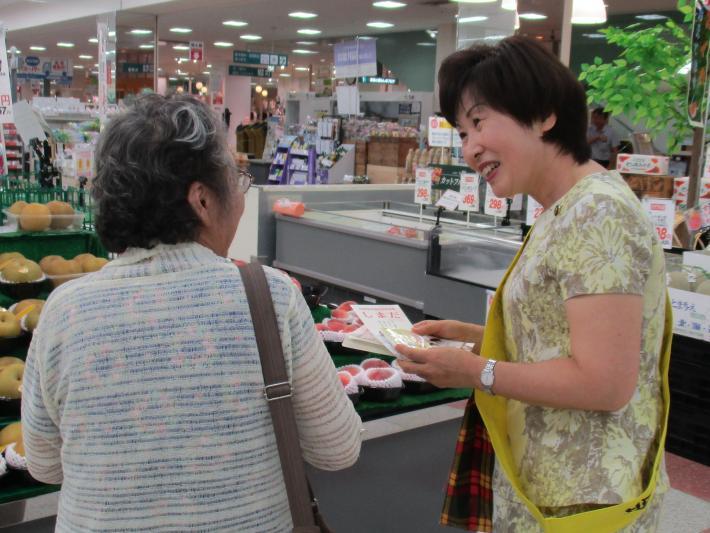 街頭広報の様子